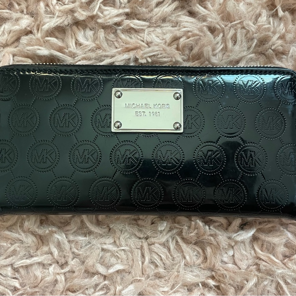 MICHAEL KORS Patent Leather, Black Zip Round Wallet